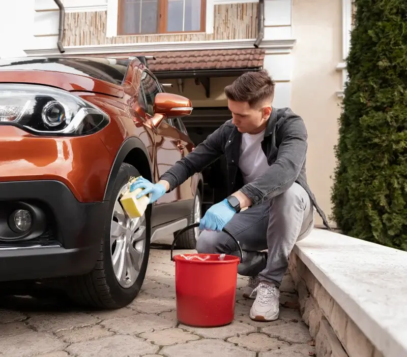 Lavage auto à domicile Beaucroissant : professionnel intervenant sur un véhicule
